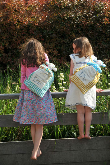 Jeunes filles avec sac à dos Lale