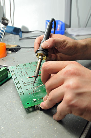 Monteur Cableur répare des circuits
